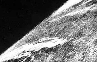 Pirmā fotogrāfija no kosmosa... Autors: DEMENS ANIMUS Trakie nacistu fakti.