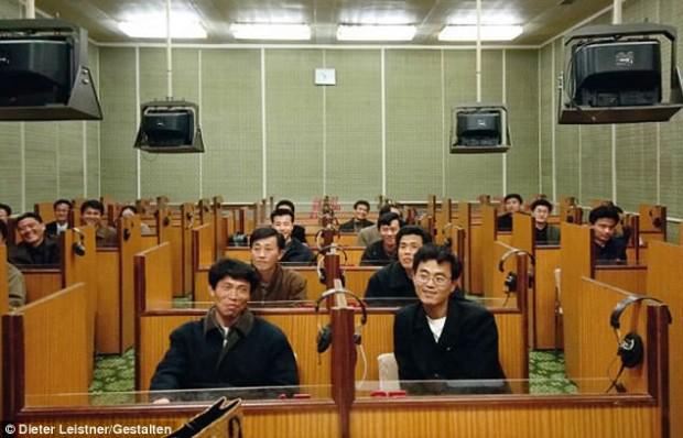 Scaronajā bildē cilvēki mācās... Autors: Uldis Siemīte Starpība starp Ziemeļkoreju un Dienvidkoreju