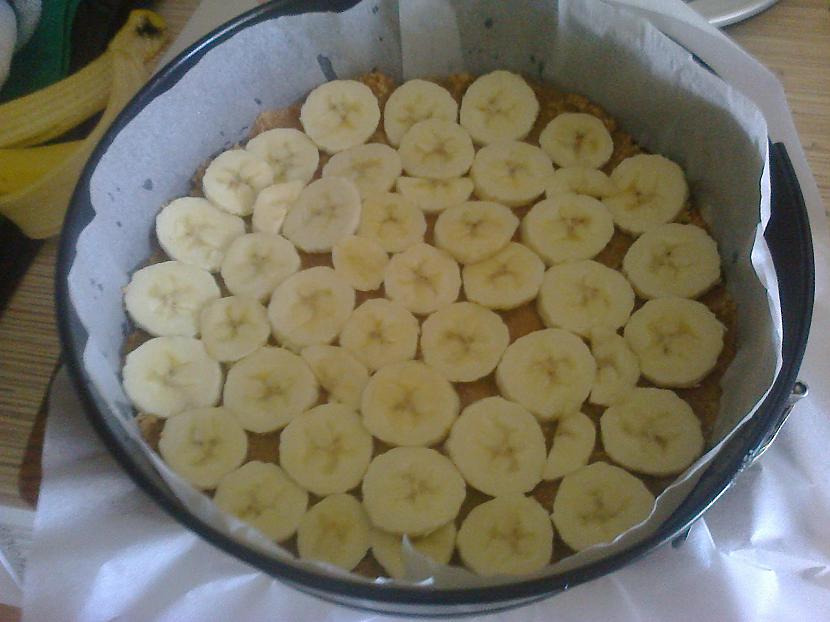 Izkārto banānus virs cepumu... Autors: ziizii Biezpiena kūka ar banāniem