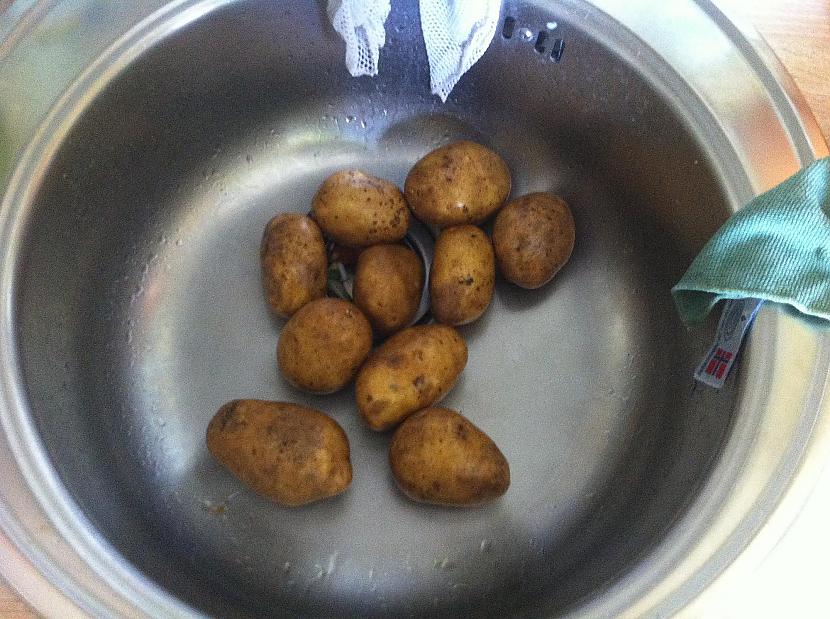 Kartupeļus nomazgājam Autors: killeris2010 Cepti pildīti kartupeļi