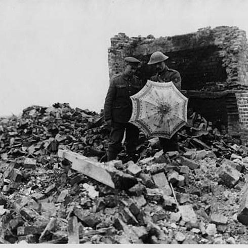 Divi kareivji stāv izpostīta... Autors: ČOPERS Spēcīgākās Pasaules Kara bildes