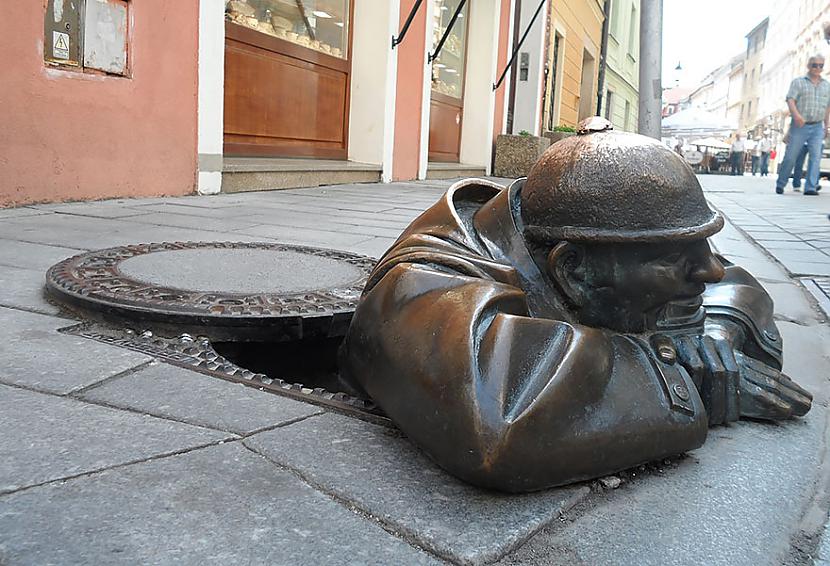 Vīrietis darbā Bratislava... Autors: KlavsAnson Šīs ir dažas no visradošākajām skulptūrām.