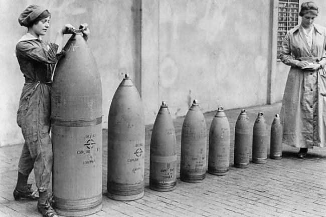 Sievietes munīcijas rūpnīcā... Autors: Prāta Darbnīca Neparastas vēstures fotogrāfijas (1.daļa)