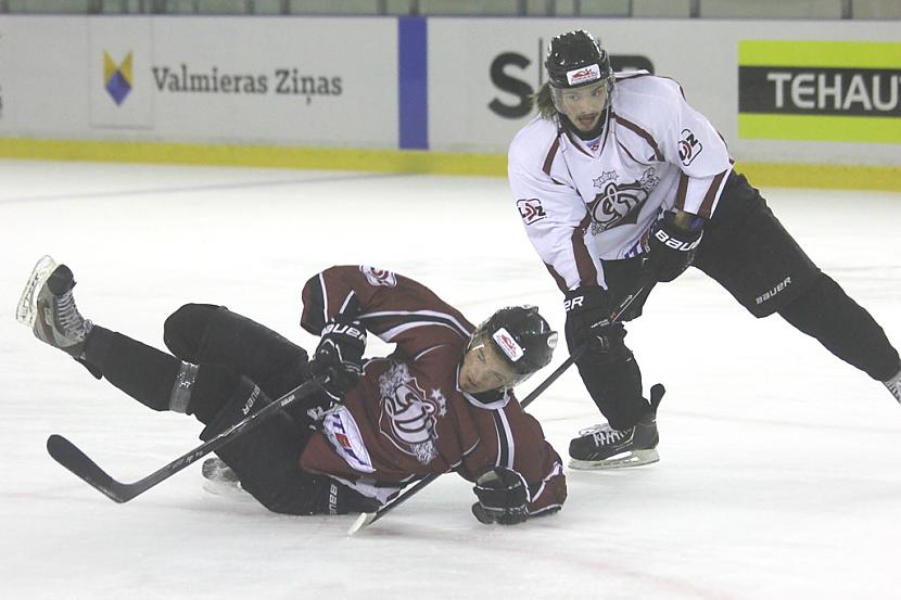 Cīņā Autors: Hokeja Blogs Foto: Rīgas “Dinamo” gatavojas sezonai Valmierā
