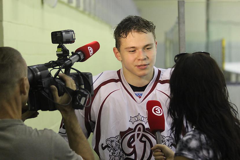 Edgars Kulda sniedzot... Autors: Hokeja Blogs Foto: Rīgas “Dinamo” gatavojas sezonai Valmierā