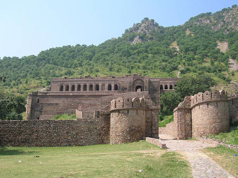 Bangaras forts Bhangarh... Autors: SirdsDziesma 10 spoku apsēstākās vietas pasaulē