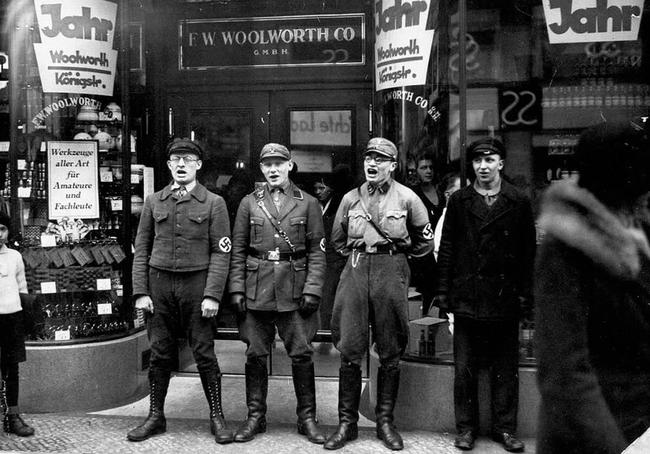 Vācu karavīri aģitē cilvēkus... Autors: Edgarinshs Retas vēsturiskas fotogrāfijas