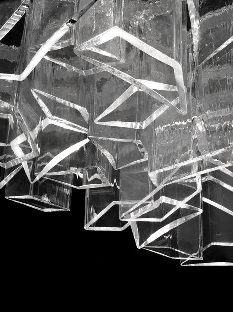  Autors: Gostlv Daniel Libeskind rada lustru no kristāla vārpstām