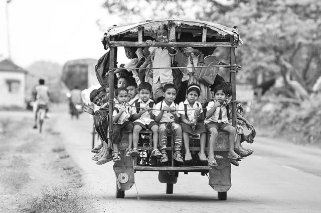 Indijā ir dažādi skolnieku... Autors: Prāta Darbnīca Bīstamākie ceļi uz skolu