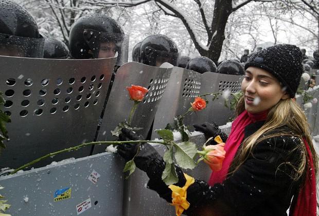 Ukraiņu sieviete liek puķes... Autors: uibis Desmit gades ievērojamākie foto 1.daļa