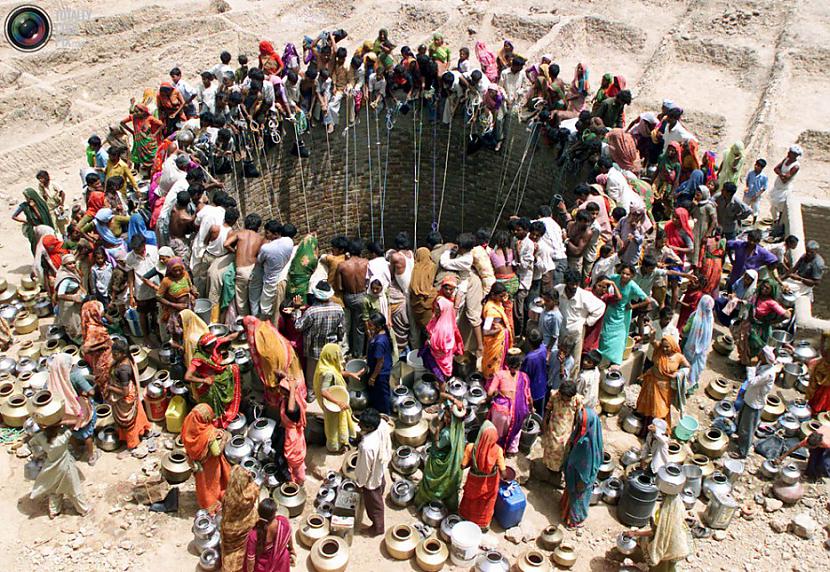 Cilvēki ņem ūdeni no milzīgas... Autors: uibis Desmit gades ievērojamākie foto 1.daļa