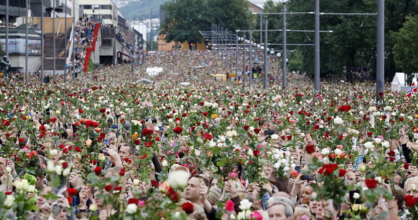 Norvēģi tur ziedus pieminot 77... Autors: uibis Šīs desmit gades ievērojamākie foto 2.daļa