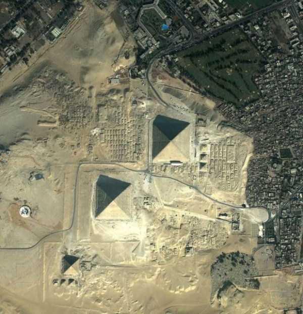 Gizas piramīdas Autors: bigbos Pasaulē populāras vietas no putna lidojuma.