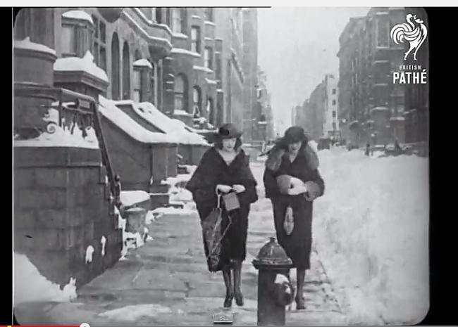 Divas sievietes pastaigājas pa... Autors: Werkis2 Mobilais telefons 1922. gadā un laika ceļotāji?