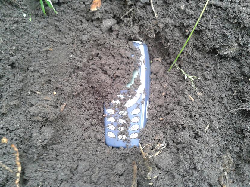 WOW Nokia 3310 Autors: Werkis2 Neticams atradums dārzā, rokot ķiplokiem dobes!!!