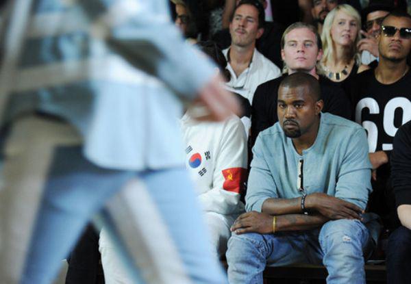 Kanye sits next to a... Autors: im mad cuz u bad Kanye West doing normal things