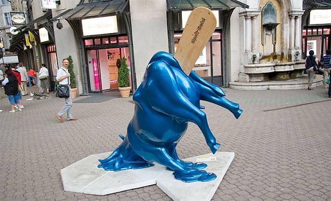 Kreatīvā pieminekļa autori... Autors: im mad cuz u bad Zilās govs piemineklis Budapeštā!