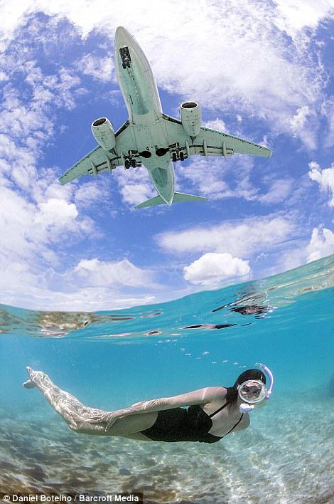 Scaronī pludmale ir populārs... Autors: BodyBoard Pludmale, kurā lidmašīnas lido virs galvas!