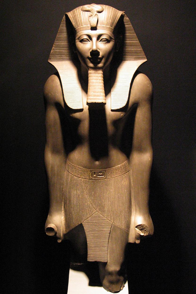 Statujā attēlots Tutmoss III... Autors: Matu Suka Spēcīga sieviete vēsturē 2: Hatšepusta