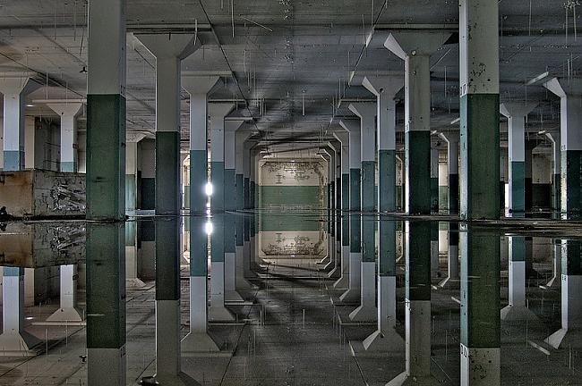 Applūdināta ēka spoguļefekts... Autors: mousetrap 25 pamestās vietas, kas izsauc bijību un sajūsmu!