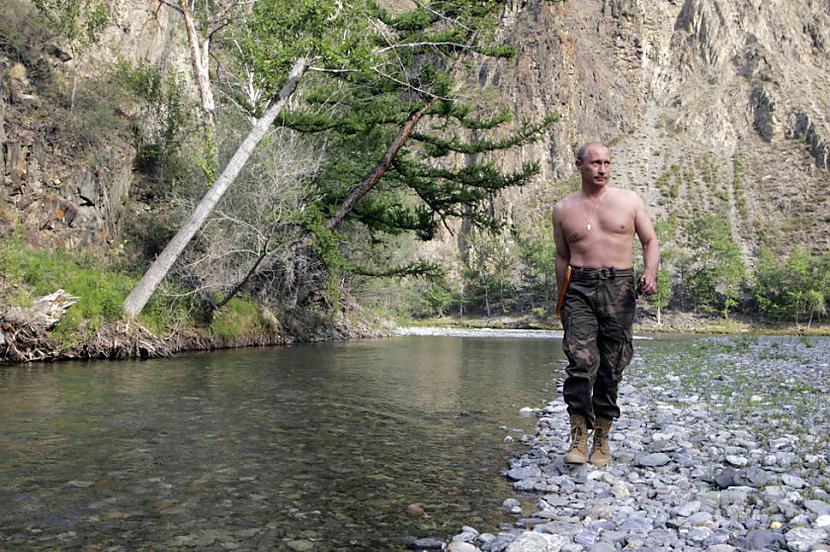 Vladimirs Putins medī Sibīrijā... Autors: pofig 21. gadsimta spēcīgākās fotogrāfijas