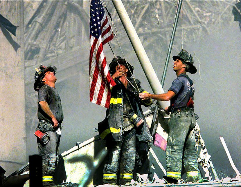 Ugunsdzēsēji pakar ASV karogu... Autors: pofig 21. gadsimta spēcīgākās fotogrāfijas