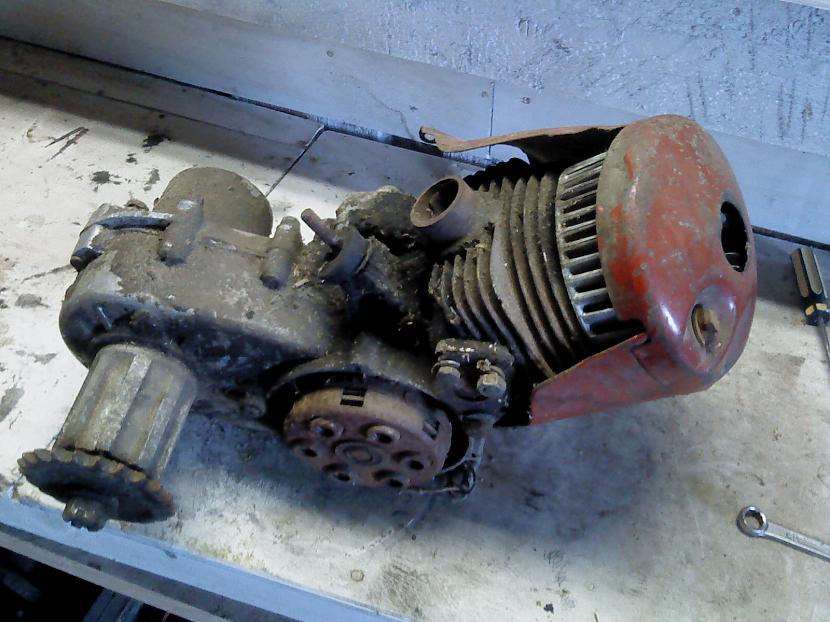 Scaronāds izskatijās motors... Autors: KOMANDI3RIS Vjatka VP-150 motora remonts.