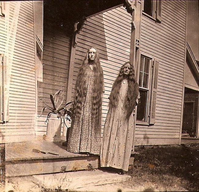 Māsas Meitene kreisajā pusē ir... Autors: Fosilija Baisas un reālas bildes no pagātnes