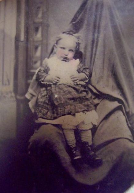 Miris bērns kurscaron sēž... Autors: Fosilija Baisas un reālas bildes no pagātnes 2