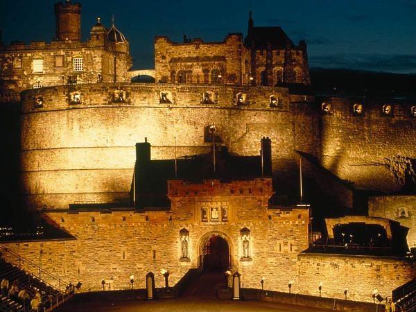 Edinburgas pils Skotijā ir... Autors: Vampire Lord Apsēstākās pilis un forti pasaulē.