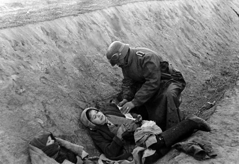 Vācu karavīrs apsedz... Autors: kaķūns 40 aizkustinoši foto par kara tēmu