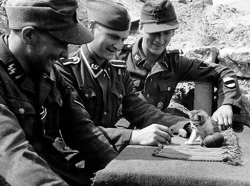 Vācu kareivji spēlējas ar... Autors: kaķūns 40 aizkustinoši foto par kara tēmu