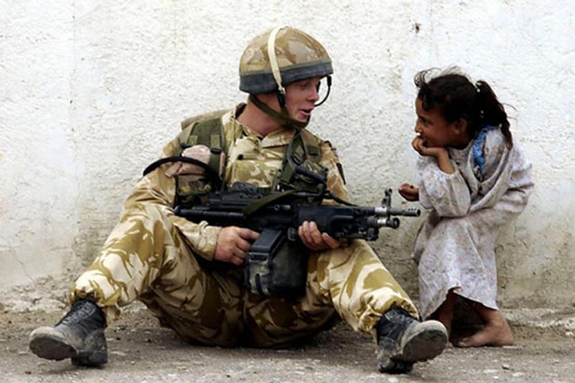 Karavīrs runājas ar meitenīti... Autors: kaķūns 40 aizkustinoši foto par kara tēmu