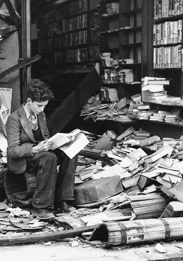 Izpostītā Londonas grāmatnīca... Autors: Lords Lanselots Attēli, kuri pasaka vairāk kā tūkstoš vārdus