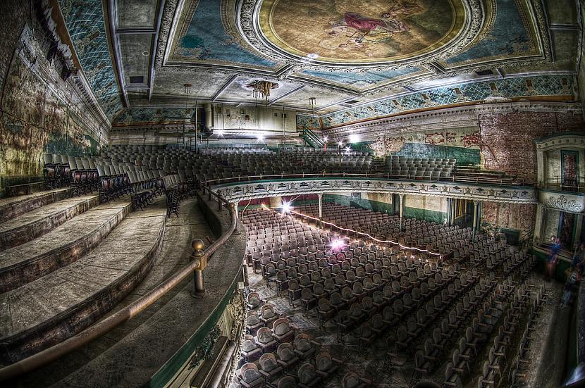 Tas ir vecs teātris... Autors: SugarLady Ēkas kuras grimst depresijā