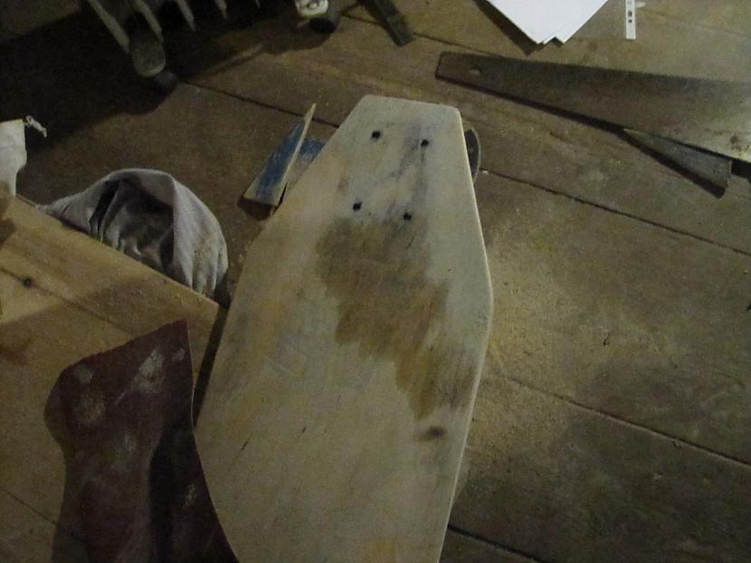 Nedaudz nolijis ar ūdeni  bet... Autors: bildētājs No vecā skateboard dēļa par mini longboardu .