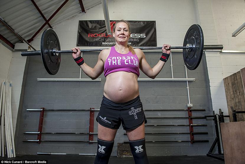 Katja Harjana ceļ 60 kg smagus... Autors: BodyBoard Spilgtākās fotogrāfijas no 2014. gada! /2/