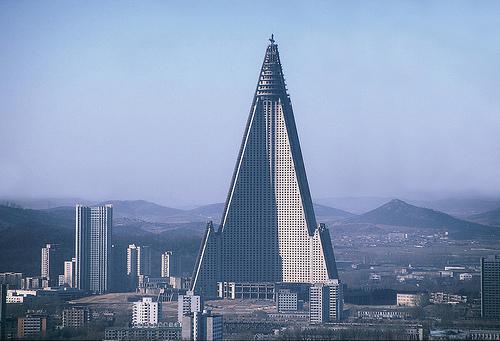 nbsp nbspScaronī viesnīca ir... Autors: Mao Meow Ryugyong viesnīca–Ziemeļkorejas varenības simbols, kas demonstrē pilnīgi pretējo