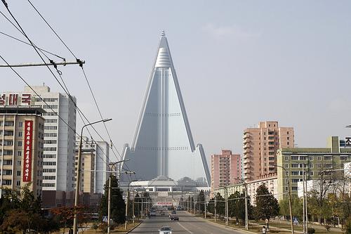 nbsp nbspBet 2008gadā tika... Autors: Mao Meow Ryugyong viesnīca–Ziemeļkorejas varenības simbols, kas demonstrē pilnīgi pretējo