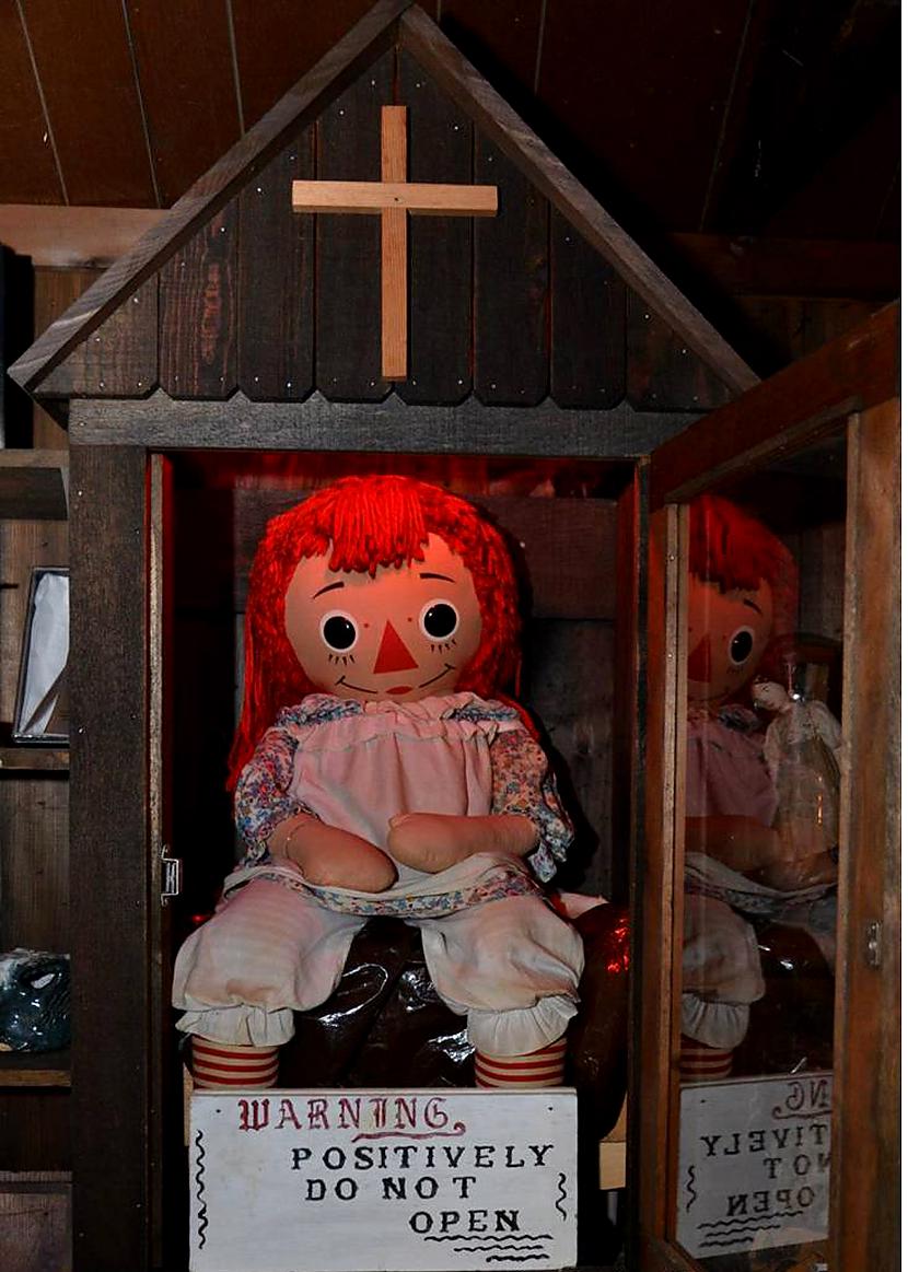 Annabelle the Doll  Scaroni... Autors: roma005 10 nolādēti priekšmeti kuri vēl joprojām eksistē.