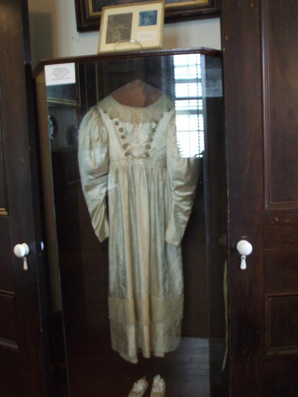 Anna Bakers wedding dress ... Autors: roma005 10 nolādēti priekšmeti kuri vēl joprojām eksistē.