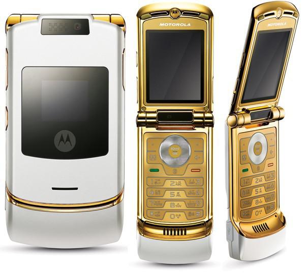 Motorola RAZRAtvāžamie... Autors: Fosilija Kādus mobilos telefonus mēs lietojām 2004. gadā. Pagājuši 10 gadi!