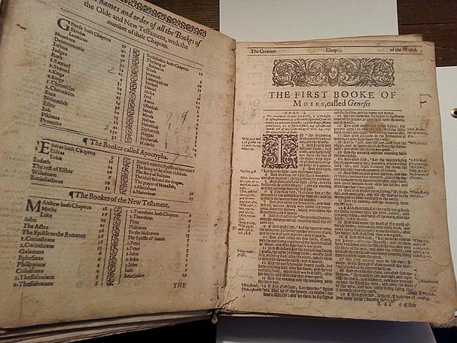 Izskatās ka berni scaroneit ir... Autors: Sātans Tā izskatās gandrīz 400 gadus veca bībele.