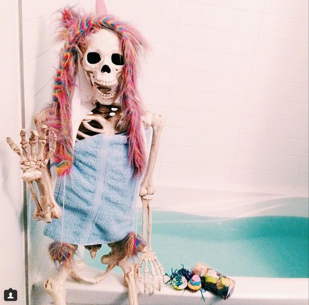  Autors: matilde Instagram: Skelets kā sieviete. (Parodija)