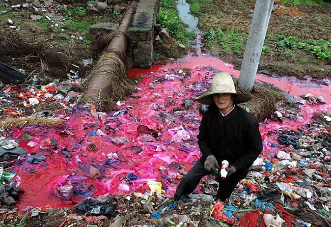 Sieviete lasa plastmasas... Autors: Lords Lanselots Tev tas jāredz!!! Briesmīgais vides piesārņojums Ķīnā!!!