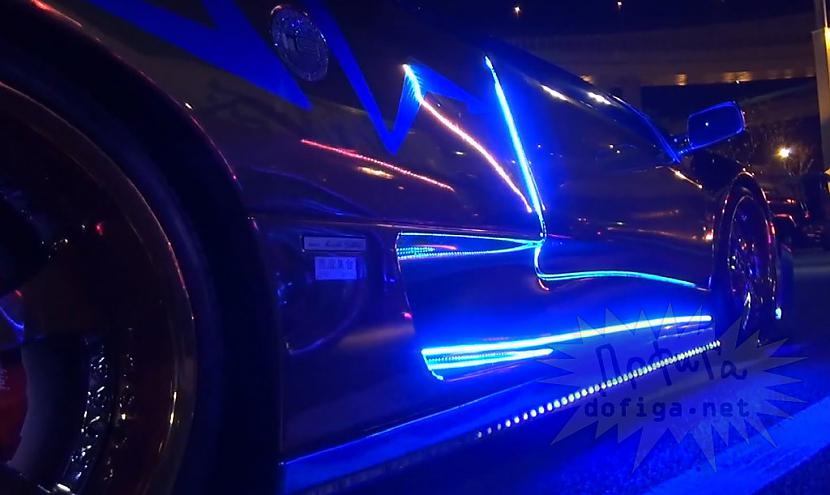  Autors: galantsglstd Tokijā, sabraukuši Lamborghini izrotāti ar LED-iem