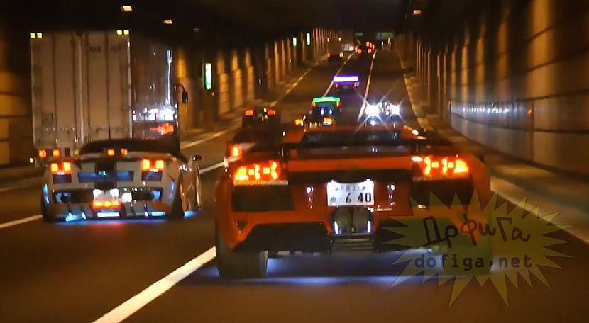  Autors: galantsglstd Tokijā, sabraukuši Lamborghini izrotāti ar LED-iem