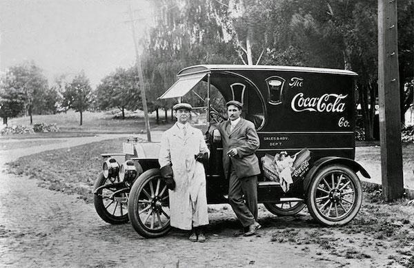 CocaCola piegādes auto... Autors: DEMENS ANIMUS Pārsteidzošas vēsturiskas fotogrāfijas.