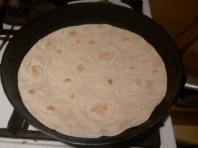 Apsmidzinam tortillu ar ūdeni... Autors: Fosilija REVOLŪCIJA: Vakariņas 5 minūtēs