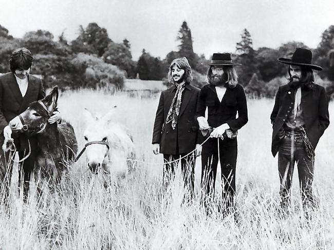 The Beatles Autors: Fosilija Ļoti reti kadri, kad slavenības vēl nebija tik slavenas kā tagad